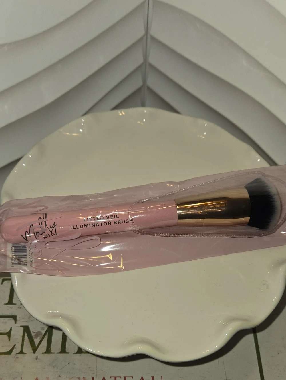 Mally Lifted Veil Illuminator Makeup Brush
